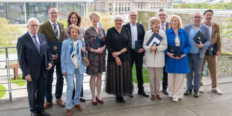 Verleihung Bundesverdienstkreuz (5.v.l. Sabine Wüsthoff neben Staatsministerin Claudia Roth)