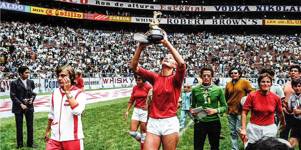 Filmausschnitt aus dem Dokumentarfilm "Copa 71", Spielerin aus dem Siegerteam hält den Pokal hoch