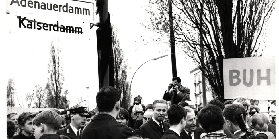 Proteste gegen die Umbenennung, 26.4.1967 Der Charlottenburger Bezirksbürger&shy;meister Günter Spruch (1908–1985) (SPD) wurde während seiner Rede zur Umbenennung durch einen Teil der Anwesenden ausgebuht.