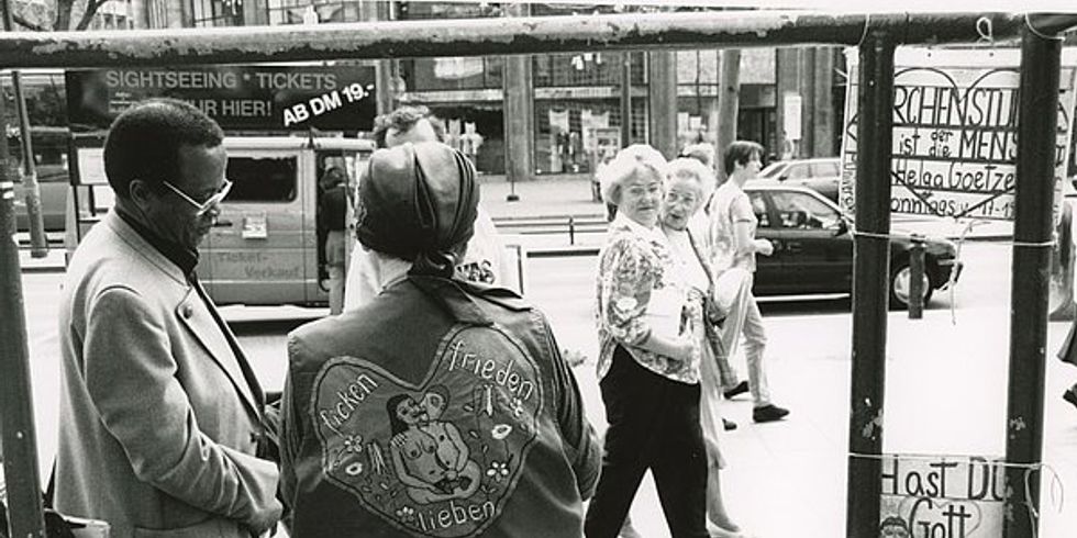 Schwarz-weiß Foto aus der Ausstellung "Weibliches Wesen, geistig vielseitig interessiert, sucht – Helga Goetze"