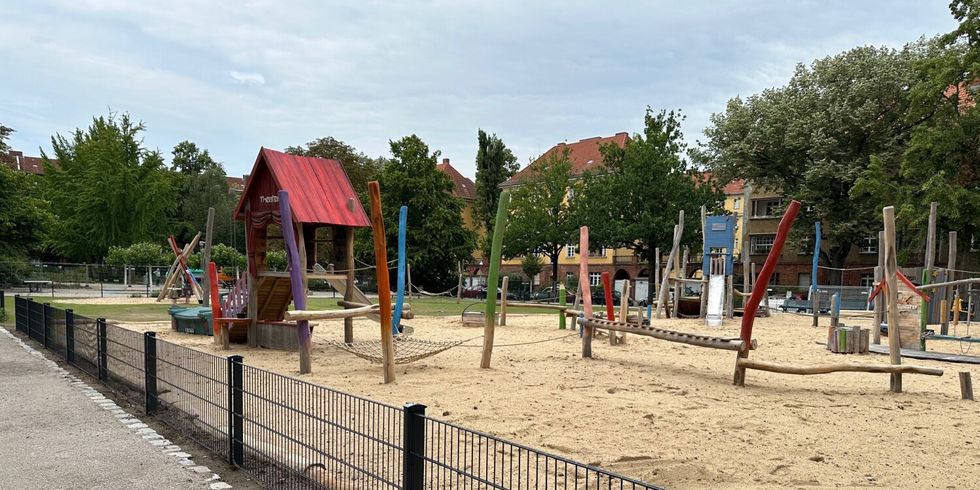 Foto vom neugestalteten Spielplatz auf dem Ludwig-Barnay-Platz