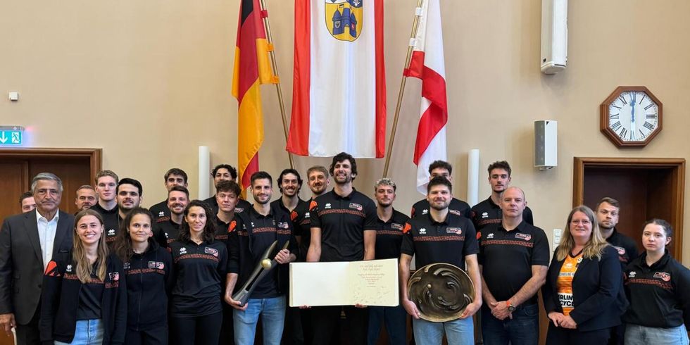 Teamfoto der BR Volley samt Trainer sowie Stadträtin Heike Schmitt-Schmelz zur Feier der Eintragung ins Goldene Buch von Charlottenburg-Wilmersdorf