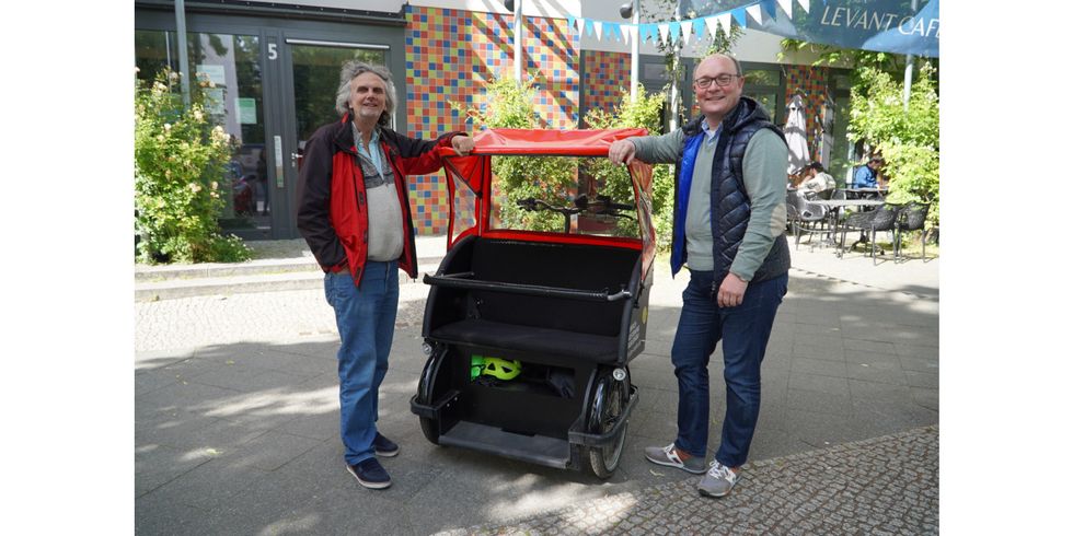 Bezirksstadträte Oliver Schruoffeneger und Arne Herz präsentieren die neue E-Rikscha