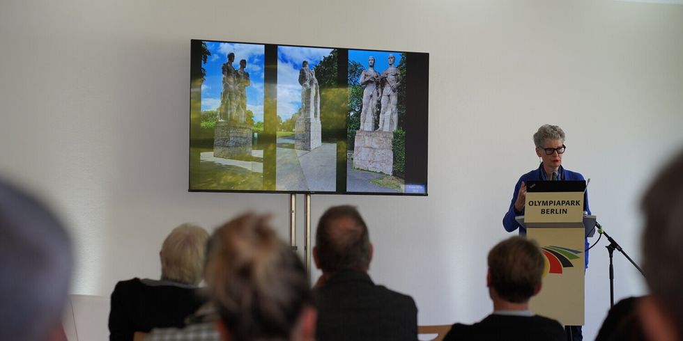 Symposium: Vom „Reichssportfeld“ zum Olympiapark: Baugeschichte und Kulturerbe. Im Bild: Prof. Dr. Gabriele Dolff-Bonekämper (Technische Universität Berlin) zum Thema „Übergrößen“ – Fern- und Nahwirkung der Skulpturen auf dem Gelände des Olympiastadions.