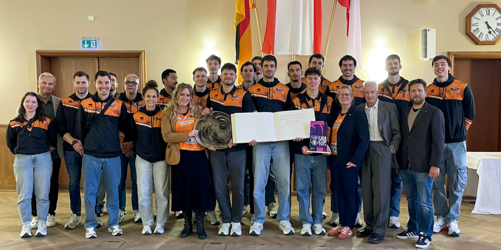 Gruppenbild der Mannschaft der BR-Volleys mit Bezirksbürgermeisterin Kirstin Bauch und Bezirksstadträtin Heike Schmitt-Schmelz.