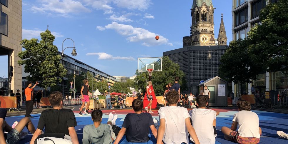 Pop-up-Basketball am Breitscheidplatz 2026: Blick richtung Gedächtniskirche, junge Menschen beim Basketballspielen.