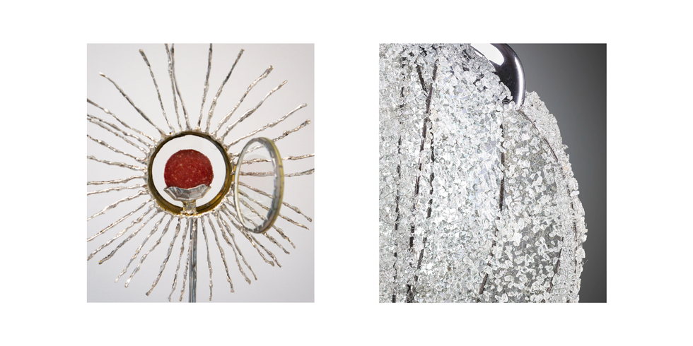 links: Lena Reckord, Monstranz (Detailansicht), 2026, Salami, Glas, Dosen, Lot, Magnet / rechts: Brigitte Jennen, Mut zur Tasche (Detailansicht), 2026, Glas, Draht, Kupfer, Stofftaschentücher, Glasperlen, Stoßstange