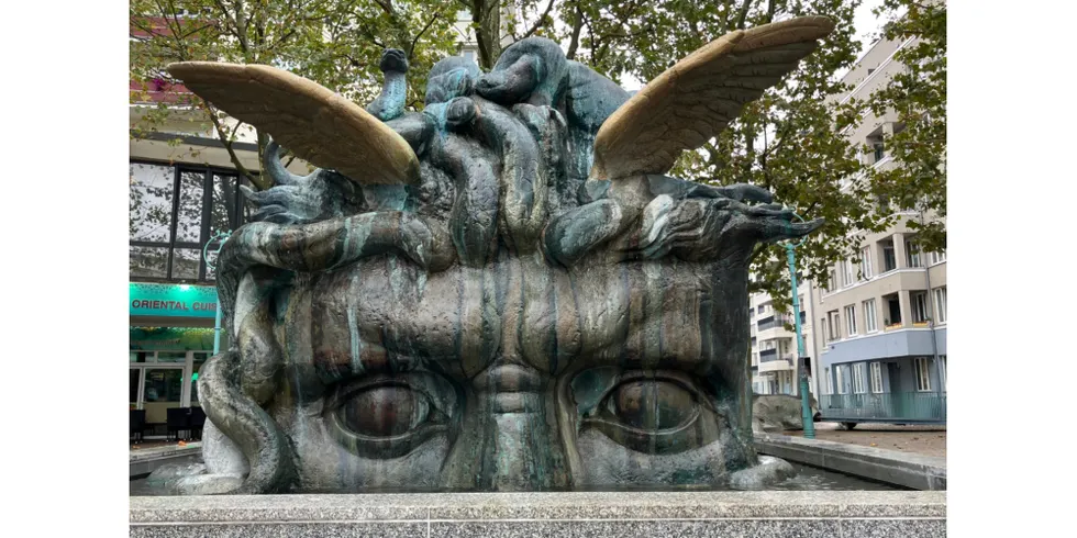 Brunnenskulptur „Medusenhaupt“ am Henriettenplatz