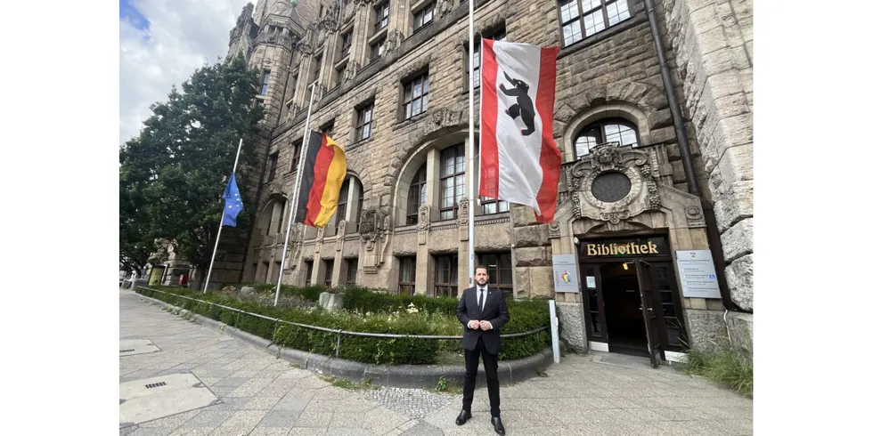 Bezirksstadtrat Simon Hertel stellvertretend für das Bezirksamt Charlottenburg-Wilmersdorf
