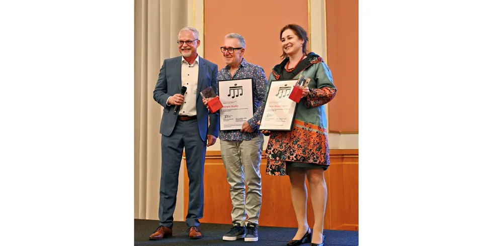 Der Vorsitzende des Musikschulbündnisses, Chris Berghäuser, verlieh den Musikschulpreis für besondere pädagogische Erfolge im Bereich der Nachwuchsförderung an Heidi Wessel-Maier. Den Preis für das Lebenswerk als Musikschullehrkraft erhielt Jürgen Kupke.