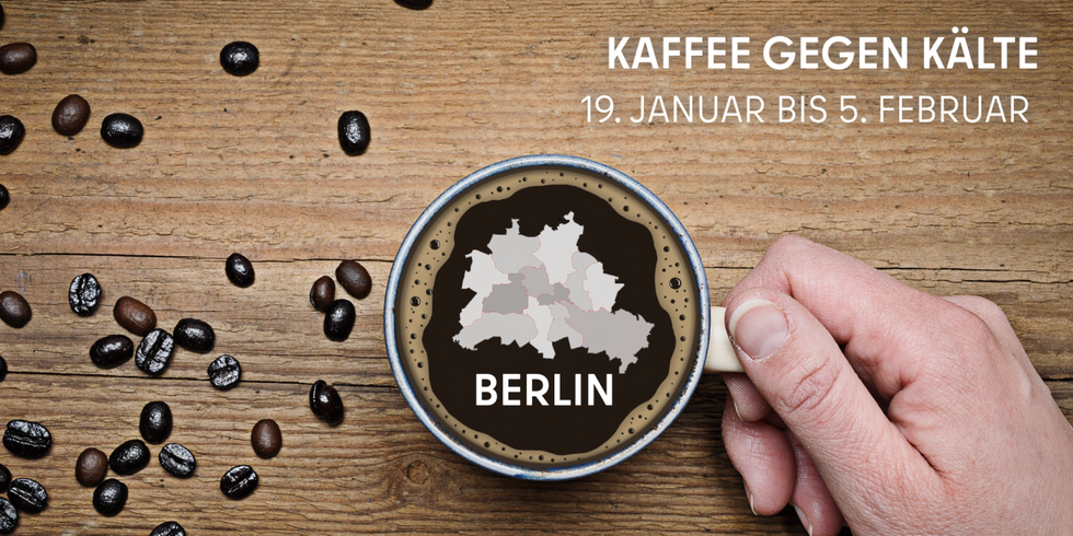Schriftzug "Kaffee gegen Kälte: Vom 19. Januar bis 5. Februar 2026": Kaffeebohnen auf einem Tisch; eine Hand, die den Henkel einer gefüllten Kaffeetasse hält. In der Tasse, statt Schaum, der Umriss von Berlin und seinen Bezirken und dem wort "Berlin"