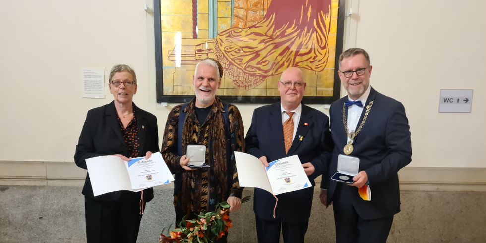 BVV-Vorsteherin Annegret Hansen, die Preisträger Michael Halfmann und André Waaschke mit Bezirksbürgermeister Reinhard Naumann