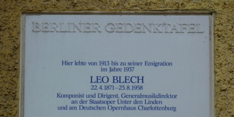 Auch eine Gedenktafel an der Mommsenstraße 6 erinnert an den ehemaligen Wohnort Leo Blechs.
