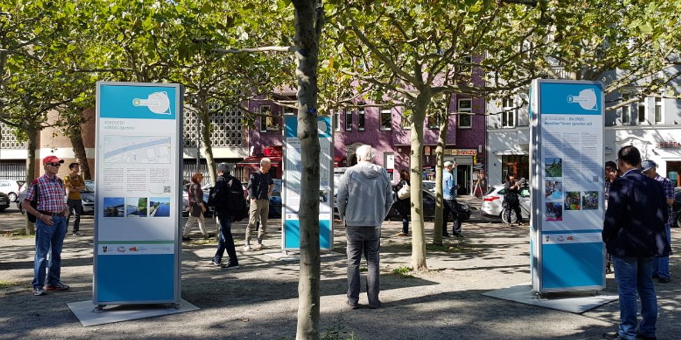 Fünf Säulen auf dem Mierendorffplatz stellen Ideen für die Gestaltung des Inselrundwegs vor