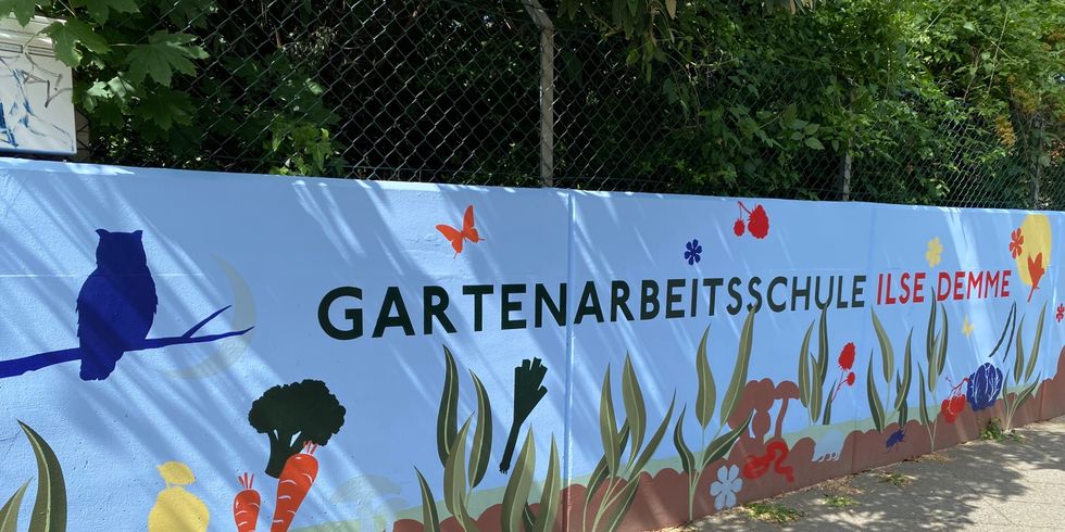 Der farbenfrohe Eingang zur Gartenarbeitsschule Ilse Demme.
