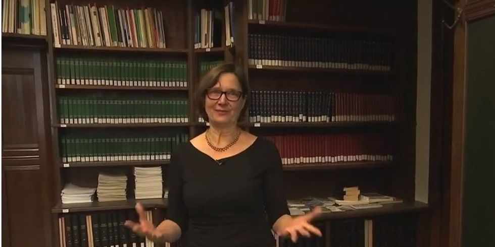 Monika Lübcke, ehemalige Leiterin des VIZ, liest aus dem Roman „Benzin“.