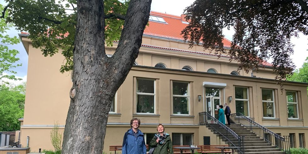 Markus Runge und Bettina Bofinger im Garten des Nachbarschaftshauses Urbanstraße