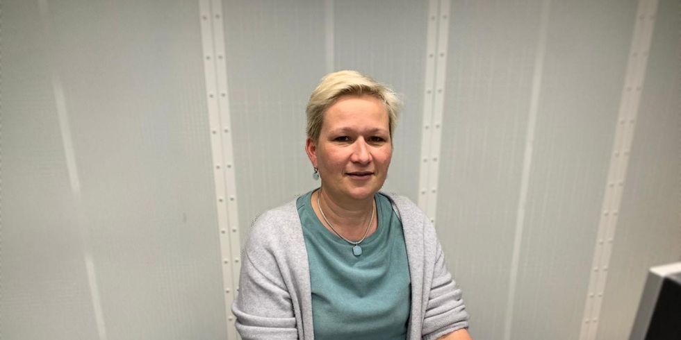 Silke Frömming an ihrem Arbeitsplatz in der Hörberatung
