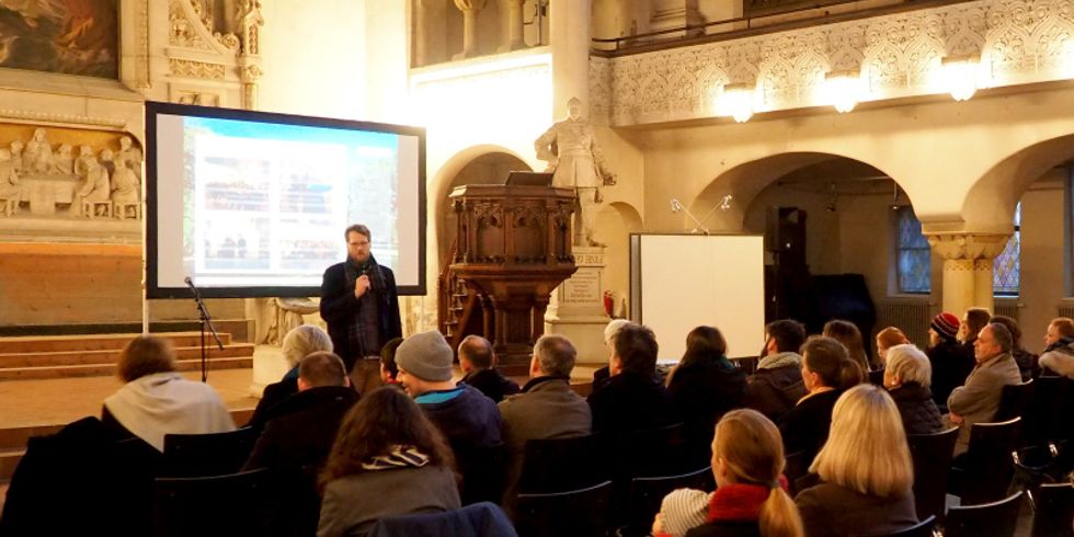 Bezirksstadtrat Florian Schmidt bei der Stadtteilwerkstatt Rudolfplatz