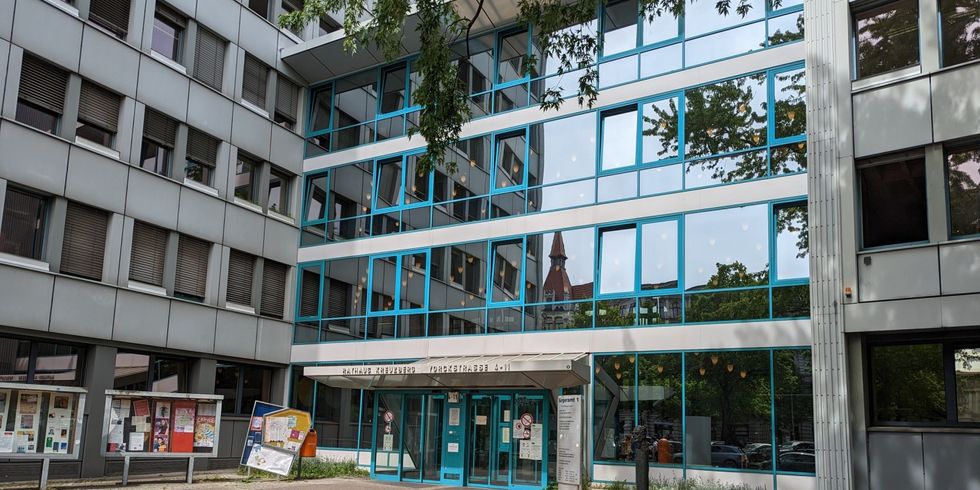 Eingang Bezirksamt Friedrichshain-Kreuzberg Yorckstraße 4-11