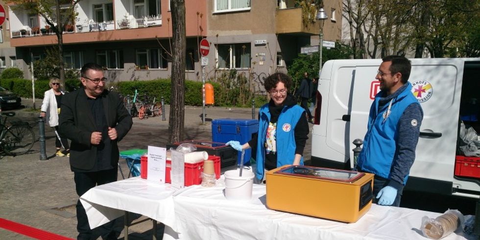 Knut Mildner Spindler, Stadtrat für Arbeit, Bürgerdienste, Gesundheit und Soziales besucht mobile Essensausgabe von Deutscher Bahn und Bahnhofsmission