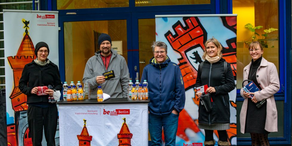 Monika Herrmann übergibt Stadtradeln-Gewinne