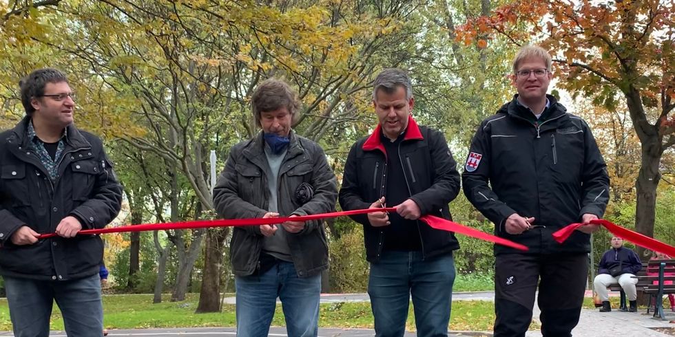 Eröffnung der neu gestalteten Verkehrsschule, Band durchschneiden