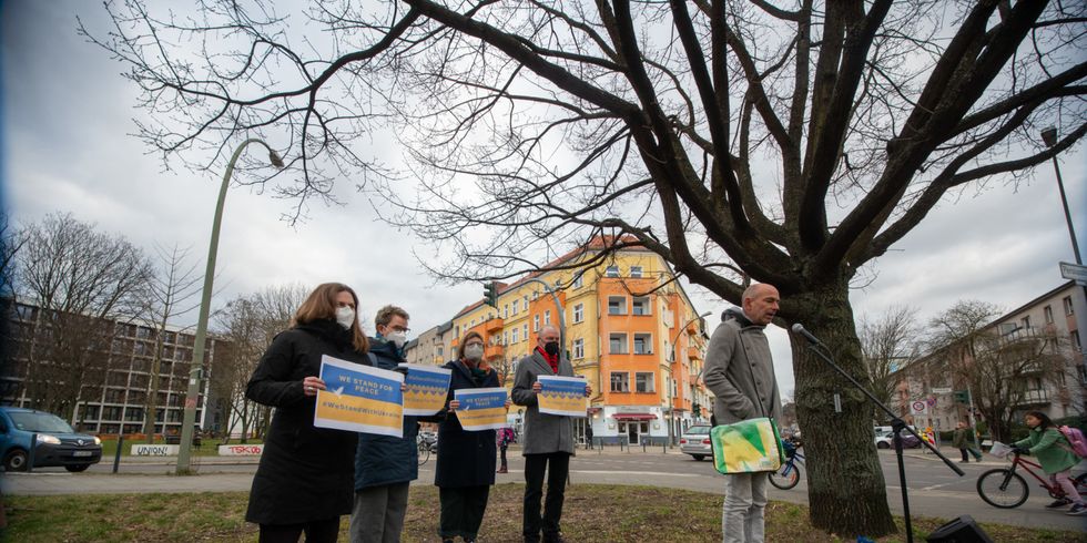 Solidaritätsbekundung für die Ukraine an der Friedrichshainer Friedenseiche