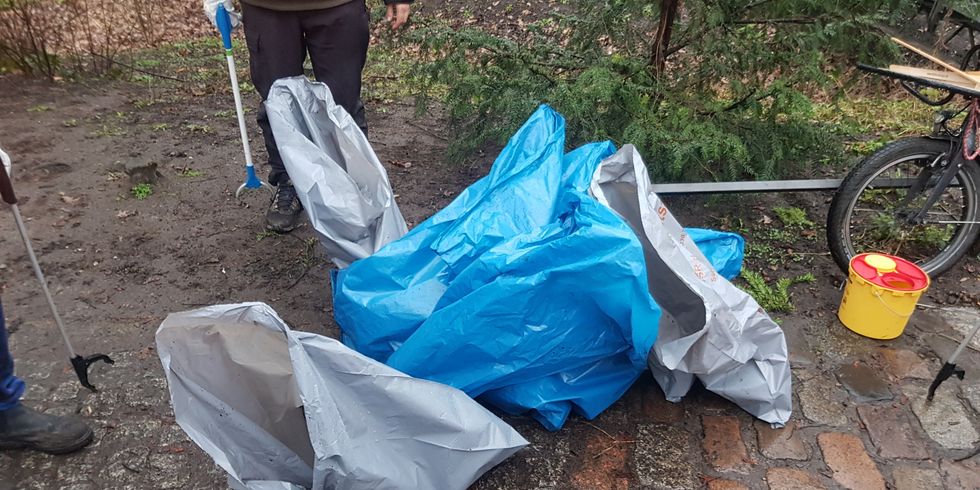 Gefüllte Müllsäcke bei der Clean-Up-Aktion im Gorlitzer Park