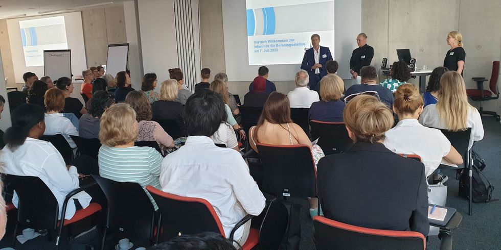 Mehr als 70 Berater*innen aus Familienzentren, Beratungsstellen und Behörden bei einer gemeinsamen Inforunde am 7. Juli 2023 des Bezirksamt und Jobcenter Friedrichshain-Kreuzberg.
