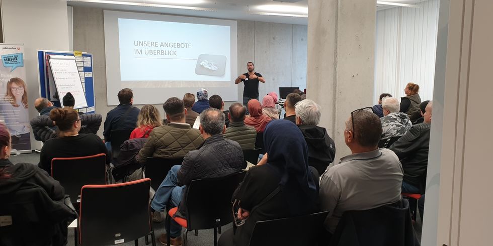 Besucher*innen bei der Inforunde zum Thema „Minijob – geht da mehr?“