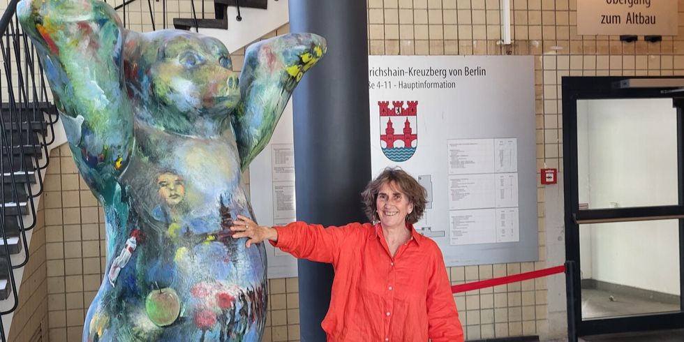 Dr. Begoña Petuya-Ituarte am Brücken-Bär, der von Friedrichshain-Kreuzberger*innen gemeinsam bemalt wurde
