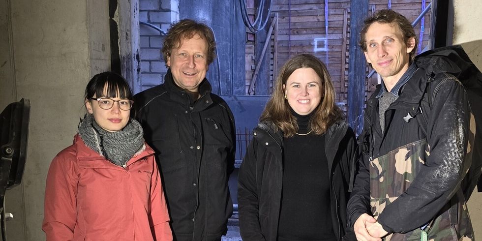 Mai Michlisch (li.) und Johannes Dumpe (re.), Co-Leitung des Stadtteilzentrums, die Bezirksbürgermeisterin Clara Herrmann und Bauleiter Volker Sütterle (2.v.li.) während des Baustellenbesuchs