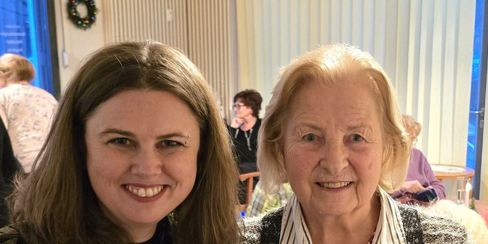 Die Bezirksbürgermeisterin Clara Herrmann gemeinsam mit der stellvertretenden Landesvorsitzenden des Unionhilfswerks Annelies Herrmann in der Begegnungsstätte Friedrichshain