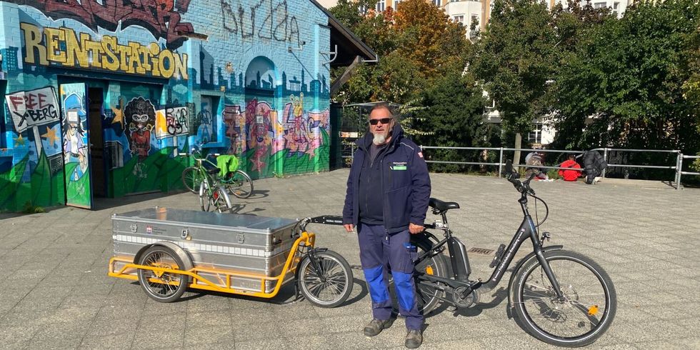 Kiezhausmeister Dimitrios Christovasilis mit seinem Fahrrad und Lastenanhänger
