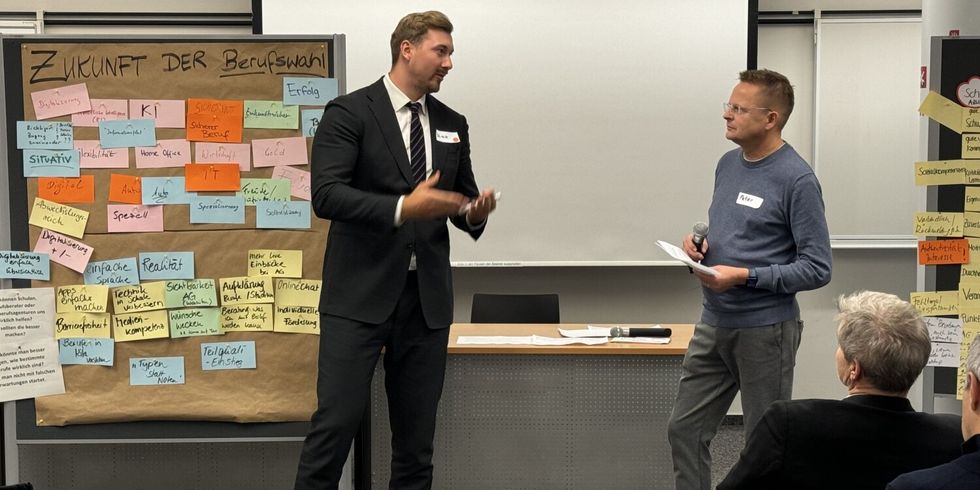 Max Kindler, Bezirksstadtrat für Jugend, Familie und Gesundheit und Peter Schulz, bezirklicher Koordinator der Jugendberufsagentur im Gespräch