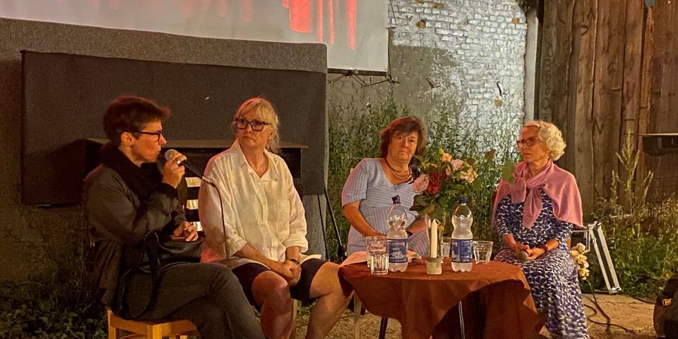 Im Anschluss an den Film, startete unter der Leinwand im Freiluftkino die Podiumsdiskussion