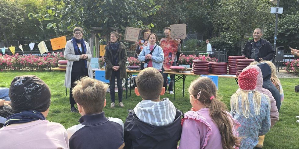 Annika Gerold, Bezirksstadträtin für Verkehr, Grünflächen, Ordnung und Umwelt, bedankte sich gemeinsam mit Nina Schleid und Katharina Koppenhagen vom Vorstand der Initiative Zero Waste e.V. bei den Kindern und teilnehmenden Betrieben