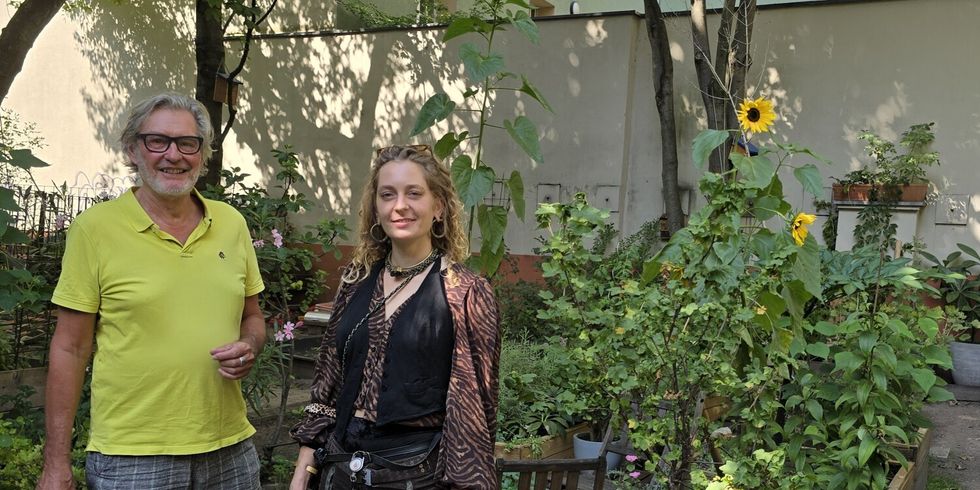 Roger Heymann und Grünberaterin Lina Below vor den Hochbeeten im Garten
