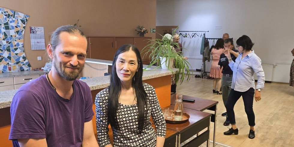Marcel Könings, Sozialarbeiter und Leiter des Nachbarschaftszentrums gemeinsam mit Loan Nguyen, Verantwortliche für das Senioren- und Gemeinwesen im Tanzsaal