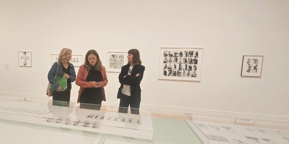 Anne Maase, die stellvertretende Leiterin des Amts für Weiterbildung und Kultur, Bezirksbürgermeisterin Clara Herrmann gemeinsam mit der Direktorin Jenny Schlenzka im Martin-Gropius-Bau
