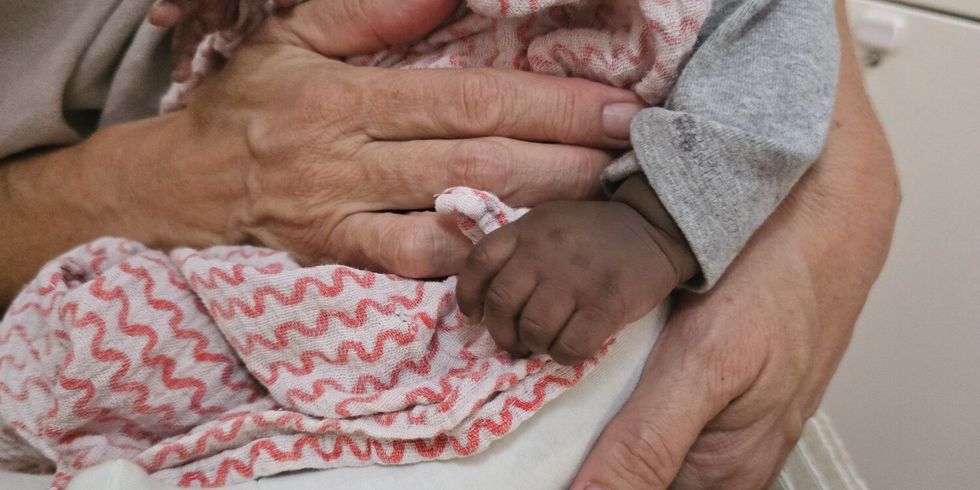 Die Arme der Kriesenpflegemutter Anna sind der erste sichere Ort für Babys in Not