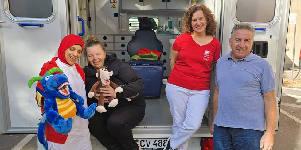 Das Team des elmex-Zahnmobils der Caritas an der mobilen Zahnarztpraxis