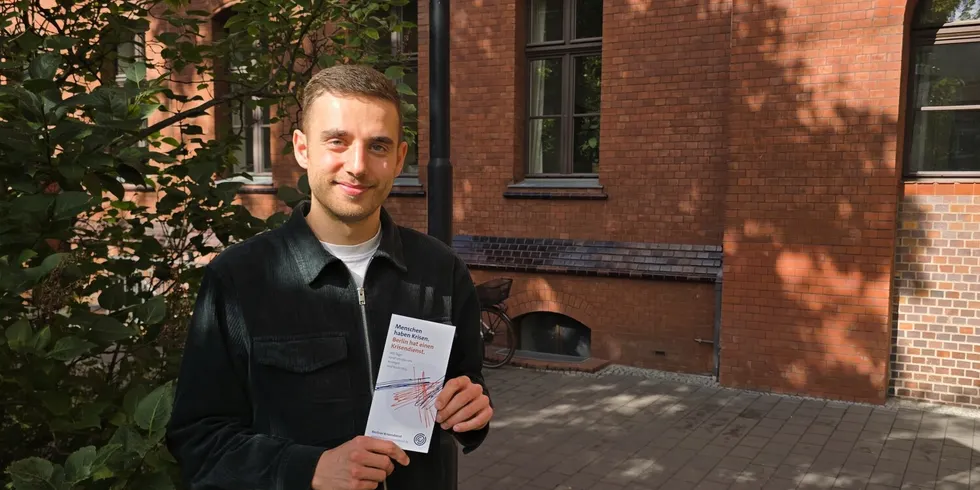Viktor Michnev vor den Räumen des Berliner Krisendienstes der 1999 gegründet wurde