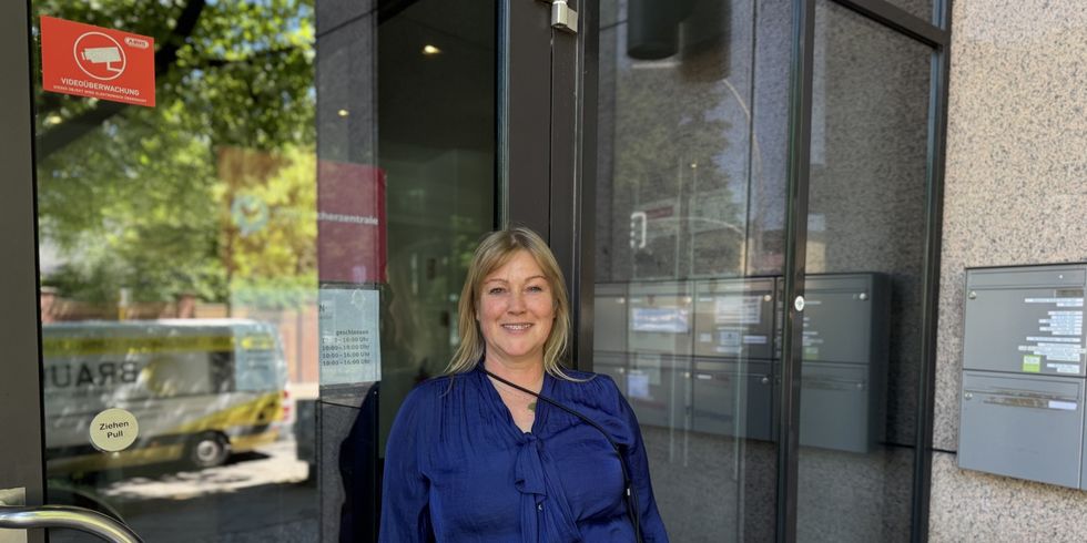 Ane Esdohr vor der Verbraucherzentrale
