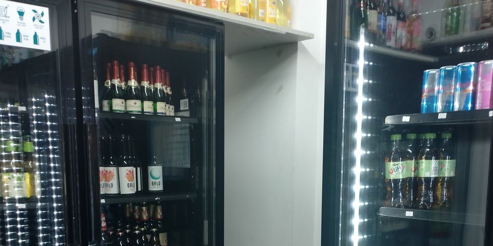 Nur ein schmaler Eingang an den Kühlschränken führt zu dem Hinterzimmer