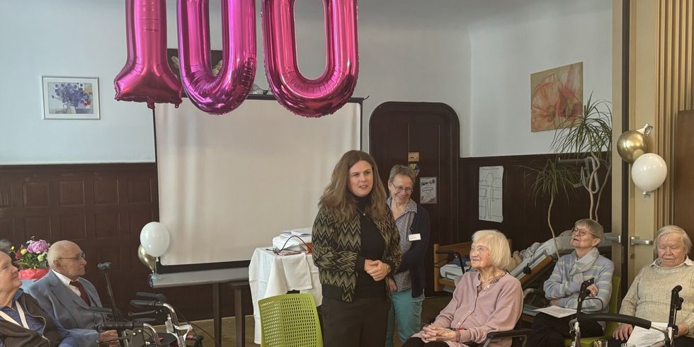 Bezirksbürgermeisterin Clara Herrmann gratuliert der 100-jährigen Erna Krüger im Pflegeheim zum Geburtstag.
