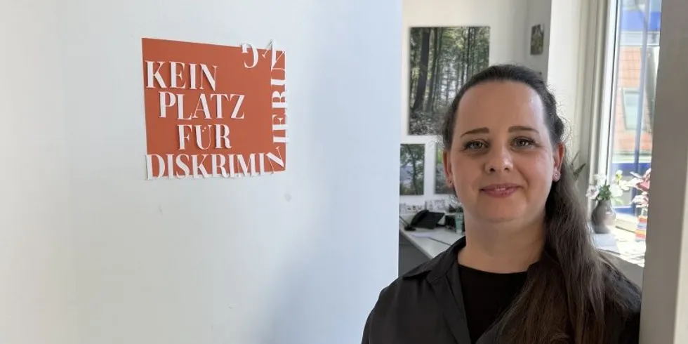 An Anna Kuntzes Bürotür weiß man direkt ,was Sache ist: kein Platz für Diskriminierung
