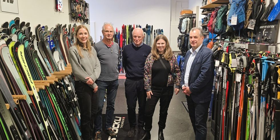 Das Team von „Der Berg Ruft – Boarderline“ gemeinsam mit dem Besuch aus dem Rathaus