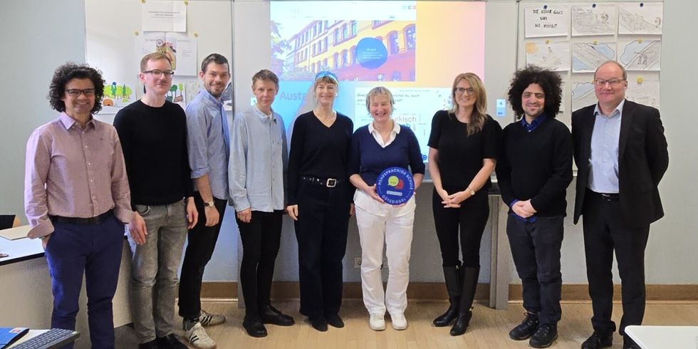 Christina Henke, Staatssekretärin für Bildung (3.v.re) und das Schul-Team nach der offiziellen Übergabe des Siegels an Schulleiterin Sylke Roschke (4.v.re.)